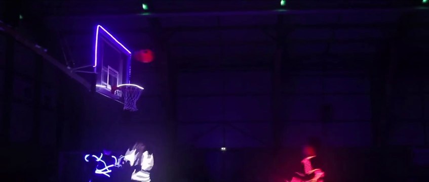 Dunk LED show Les Barjots dunkers basket acrobatique dans le noir