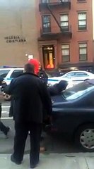 Des policiers de la NYPD frappent un enfant de 12 ans en pleine rue!