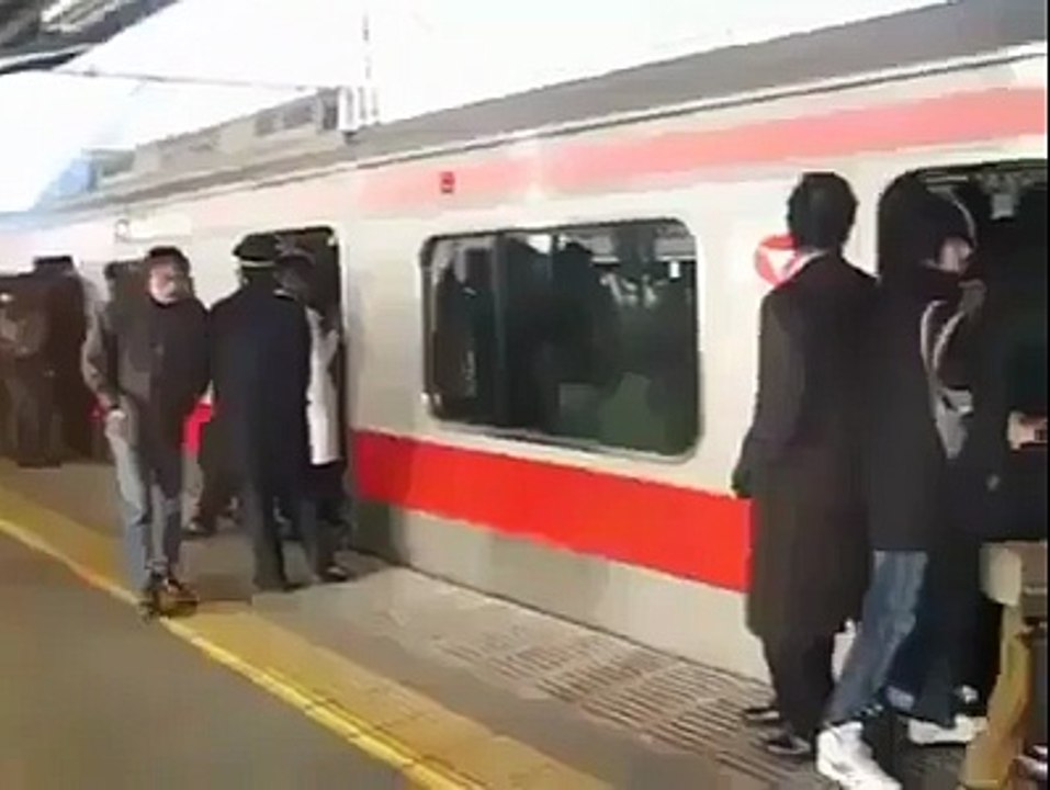 sirf paki train ma he rush nae hota c rush in japan