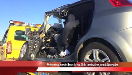 Sbatte contro un mezzo dell'Anas sulla Lecce-Brindisi. Impatto violento, automobilista miracolato