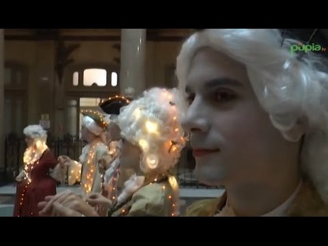 Napoli - Natale, sfilata d'epoca della Confesercenti e il maxi presepe (19.12.14)