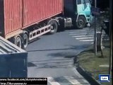 Dunya News - China: Lucky cyclist remains unharmed after truck drags him along