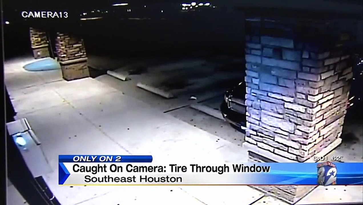 Un gars mange un pneu qui traverse le mur de sa boutique ...