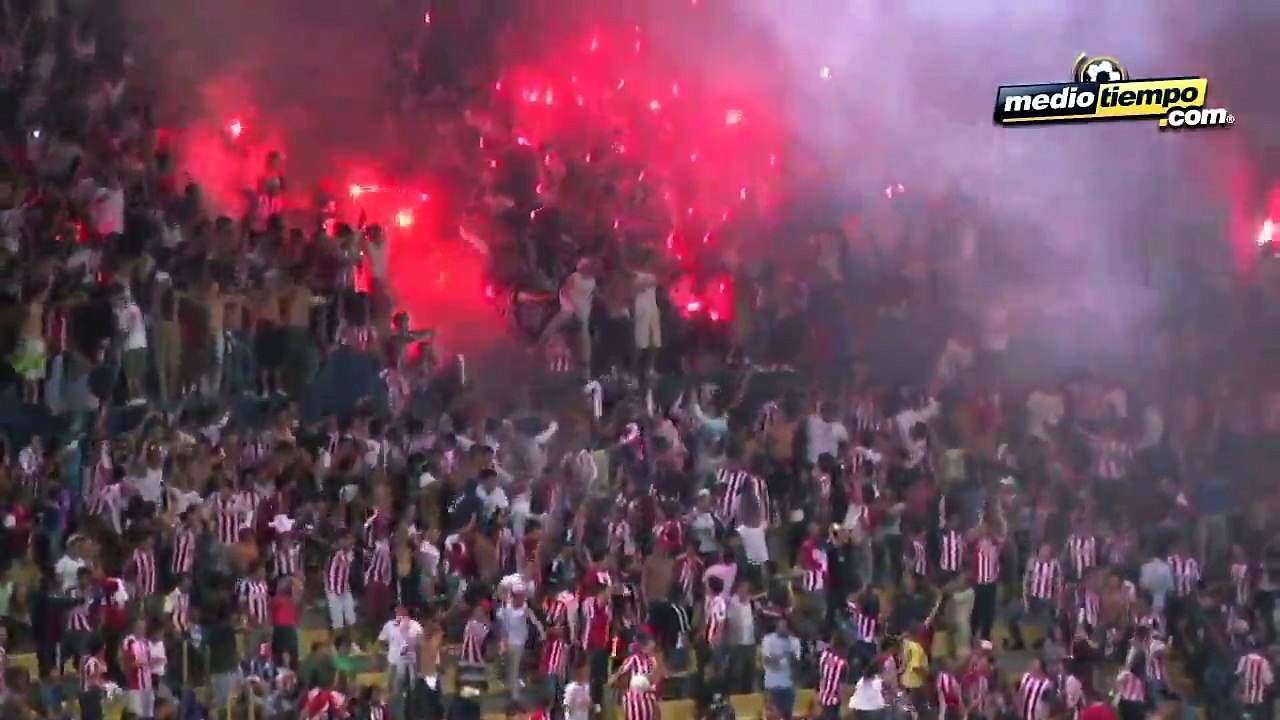 19 - Monumental bronca entre policias y barra de Chivas