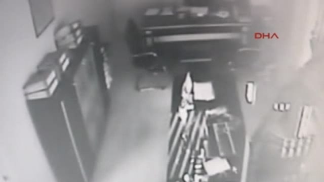 Motorlu Testereyle Belediye Bastı, Başkan Makam Odasına Uzatılan Merdivenle Kaçtı -Tekrar