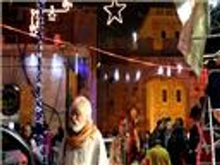 المقدسيون يضيئون شجرة الميلاد بالمدينة المقدسة