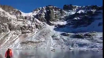 Caminhar no gelo claro parece tão legal!