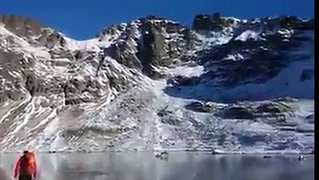 Caminhar no gelo claro parece tão legal!