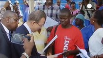 Ebola, Ban Ki-moon in Sierra Leone: non discriminate gli operatori sanitari che rischiano la vita
