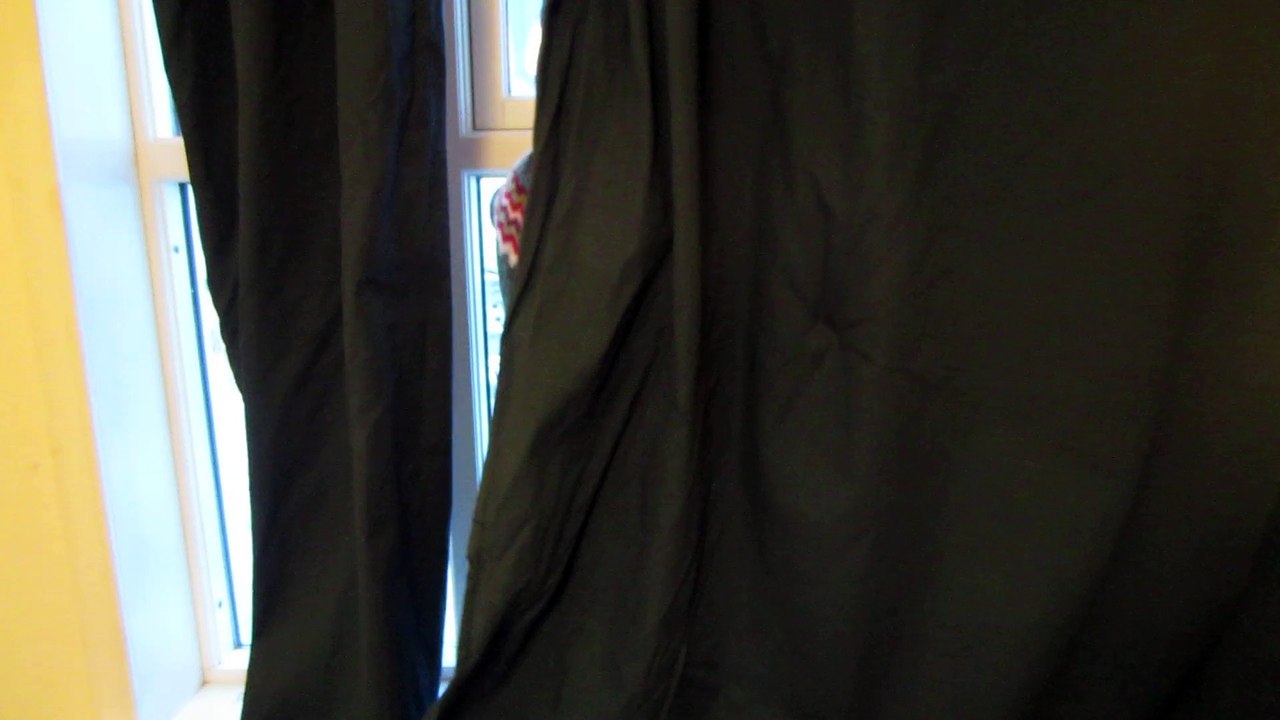 Lilja Lukas cachés dans les rideaux