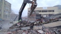 Yıkım Yapılan Bina İş Makinesinin Üzerine Çöktü: 1 Ölü, 1 Yaralı