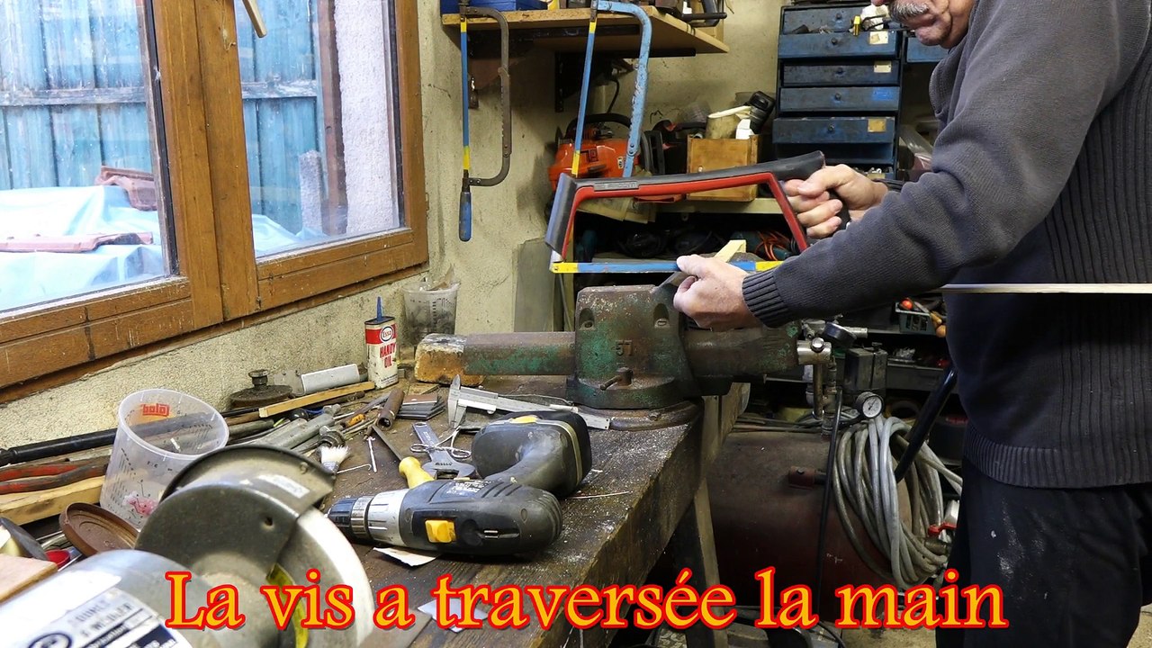 Il se perce la main en bricolant !