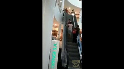 Deux femmes piégées dans un vortex spatio-temporel !