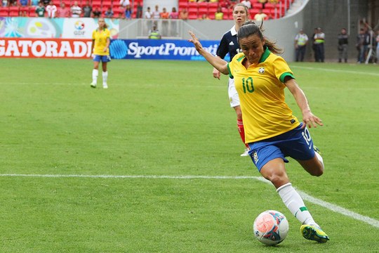 Torcedores esbanjam confiança nas meninas do Brasil