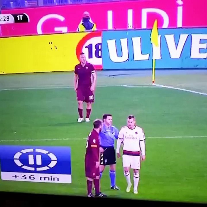 Jeremy Menez frappe les couilles de Daniele De Rossi !