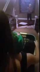 une fille veut glisser dans les escaliers !