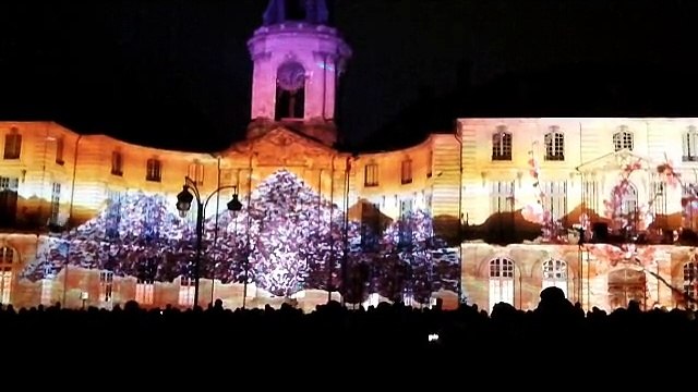 Illuminations Hôtel de Ville Rennes, la place de la mairie s’illumine. « A la recherche du E perdu ». Vendredi 19 décembre 2014 au dimanche 4 janvier 2015 – 18h à 23h. Le E perdu dans l’atelier du haut-commissariat universel aux fêtes de fin d’année (HC