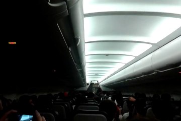 Ο Ερίκ Αμπιντάλ στην πτήση της επιστροφής από τη Μυτιλήνη (2)