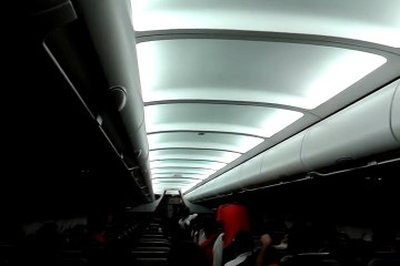 Ο Ερίκ Αμπιντάλ στην πτήση της επιστροφής από τη Μυτιλήνη (4)