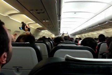 Ο Ερίκ Αμπιντάλ στην πτήση της επιστροφής από τη Μυτιλήνη (5)