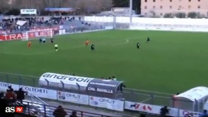 L'entraîneur de Jesina lance une balle pour arrêter un attaquant (Jesina vs Amiternina 2014)