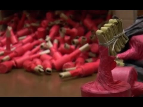 Melito (NA) - Botti, sequestrati 45mila pezzi in buste di plastica -1- (20.12.14)