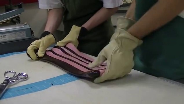 Démo de fabrication de Candy Canes, les batons de guimauve légendaires!