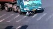 Un Cycliste passe sous un camion... et n'a pas une égratignure!