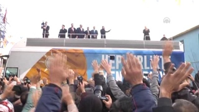 Davutoğlu, Kongre Salonunun Önünde Bekleyen Vatandaşları Selamladı
