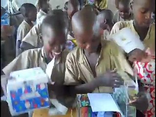 Ils vont recevoir pour la première fois des cadeaux de Noël, leur réaction est incroyable