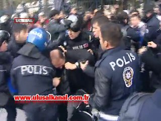 ''Polis şiddetin öğretmenler boyun eğmedi''