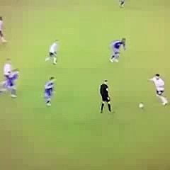 فابريجاس لاعب تشيلسي يعرقل حكما