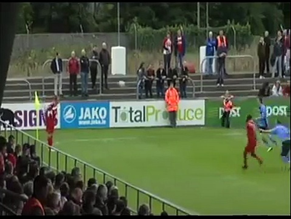 Essa você nunca viu! O cara inovou ao dar passe de calcanhar