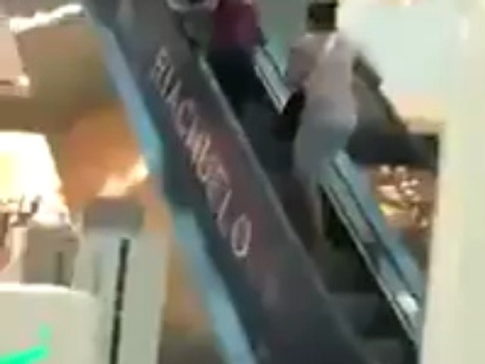 2 filles défoncées montent un escalator à l'envers