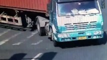 Un cycliste miraculé passe sous un camion