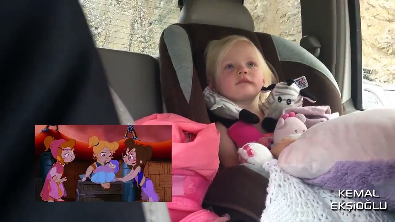 Animasyon İzlerken Hüngür Hüngür Ağlayan Bebek