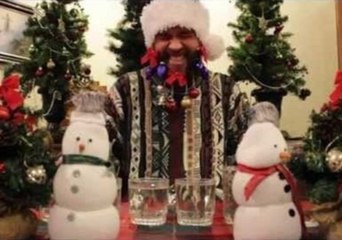 Video herunterladen: Man Performs Jingle Bells With His Beard