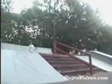Régis fait du skateboard