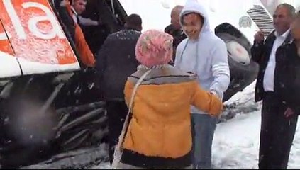 Devrilen otobüsten çıkarılan turistler özçekim yaptı