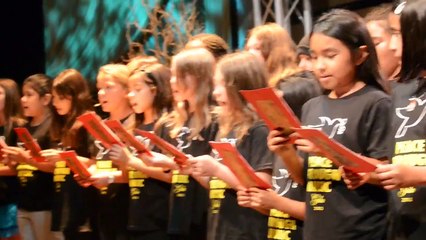 "Lab Pe Aati Hai" Sung by American Kids