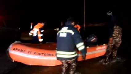 Nehir Sularından, Ağaç Dallarına Tutunarak Kurtuldu