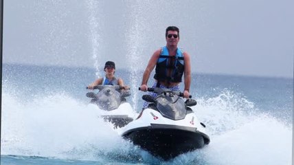 Simon Cowell y Lauren Silverman van a las olas en Barbados
