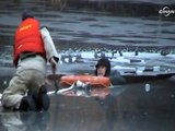 Buzlu göle batan yaşlı balıkçı böyle kurtarıldı