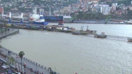 Dalgalar Mendireği Aştı
