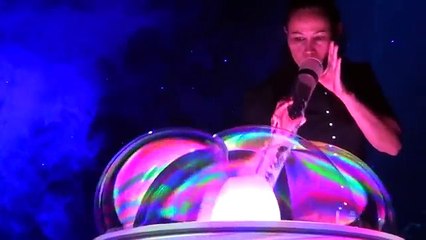 فنانة تحول المنصة إلى مجرة فضائية وتحصد مليوني مشاهدة