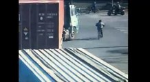 Un cycliste se fait rouler dessus par un camion et s'en sort sans aucune égratignure