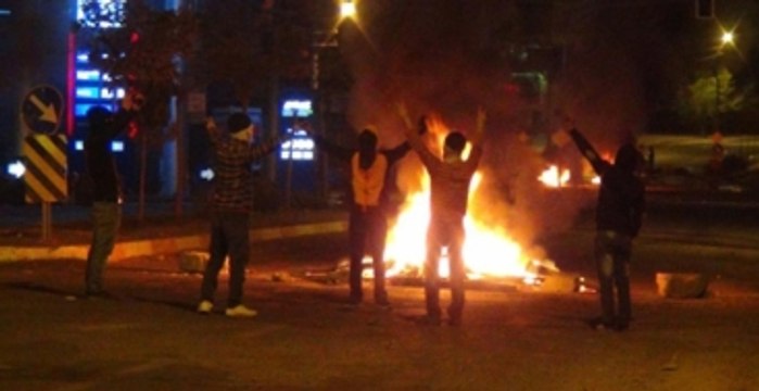 Yol Kesip Kimlik Kontrolü Yapmak İsteyen Gruba Polis Müdahalesi