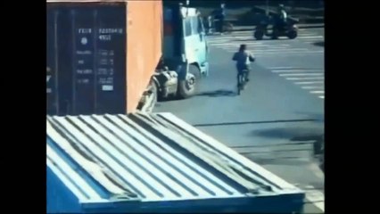 Un cycliste chinois joue avec la mort
