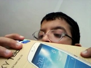 Samsung Galaxy Tab 3 kutu açılımı yapan çocuk
