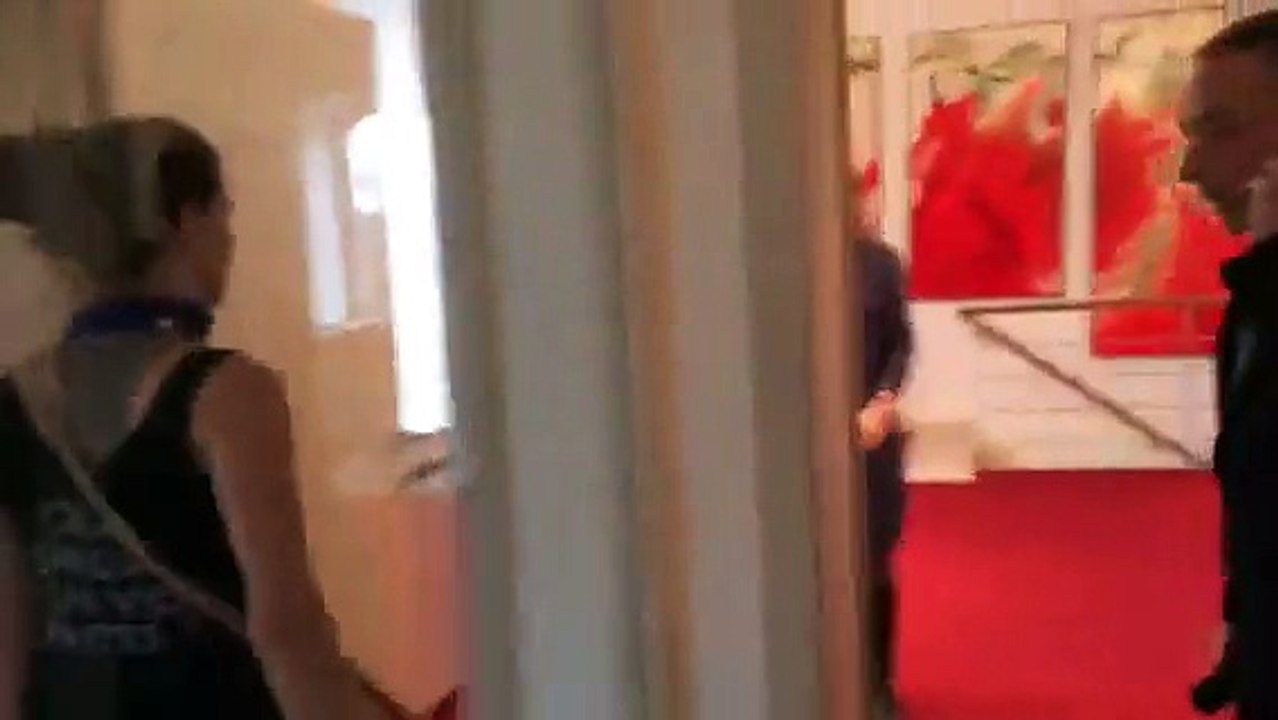 Charles Michel aspergé de frites et de mayonnaise au Cercle de Wallonie